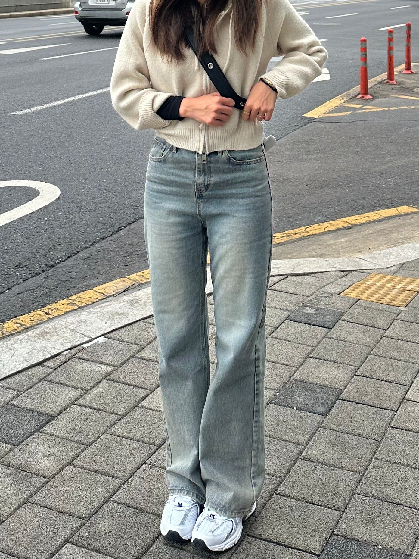 淺藍色洗水牛仔長褲