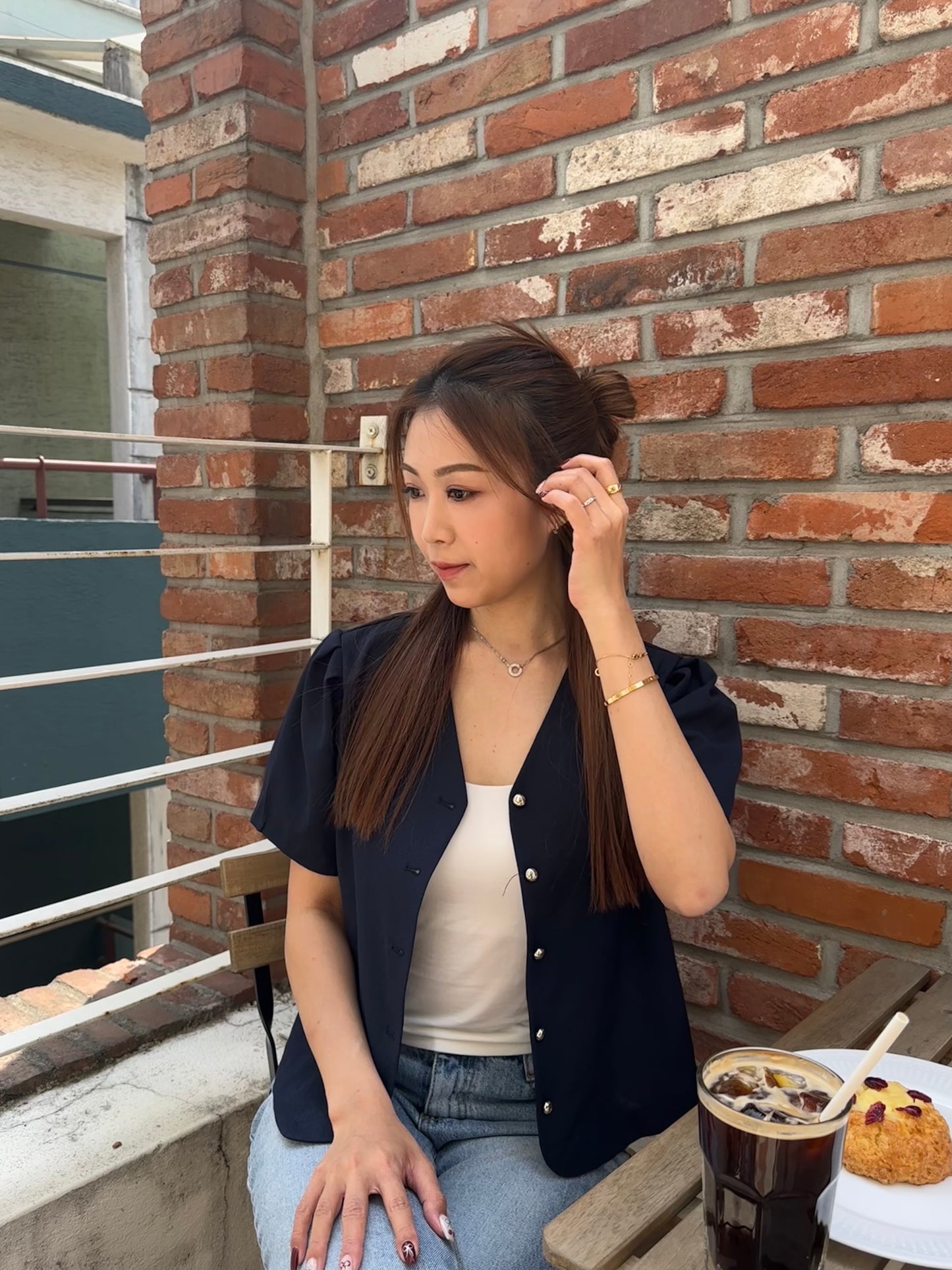 深藍色開胸短袖上衣