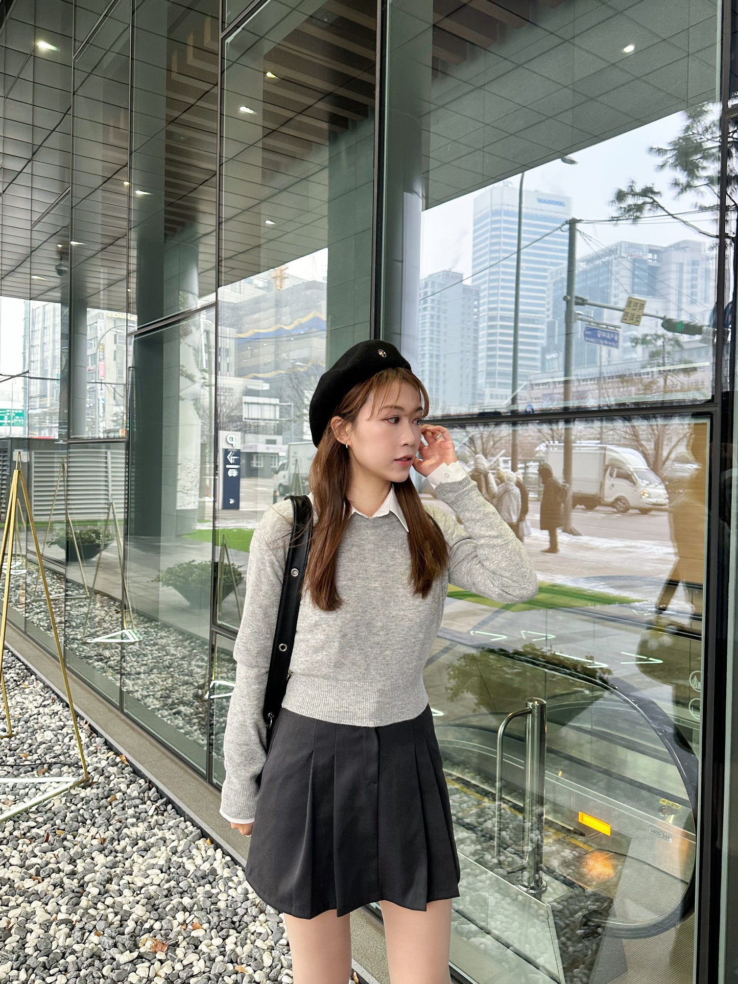 淺灰色圓領薄針織上衣