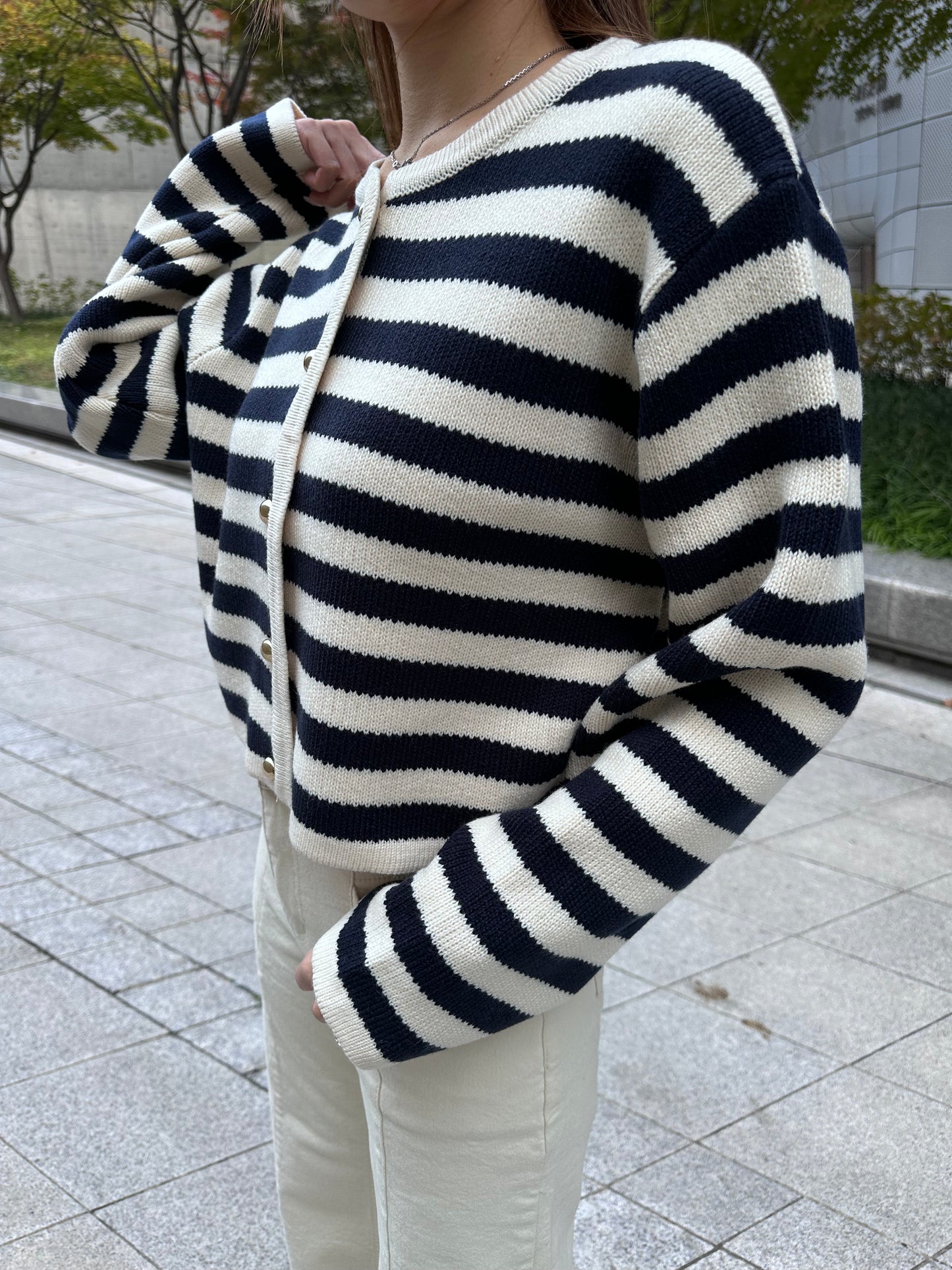 深藍白橫間開胸金扣外套