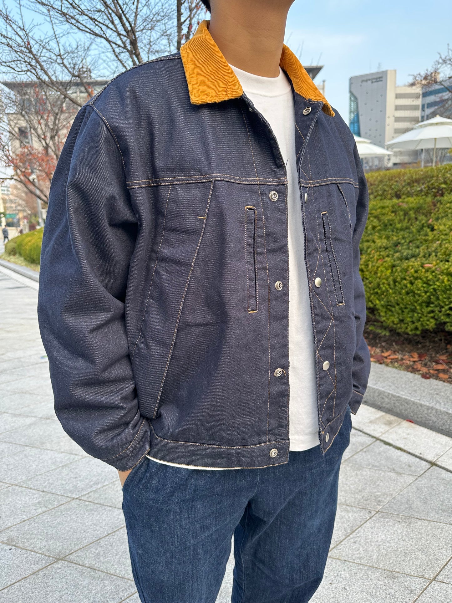 燈芯絨領深藍色牛仔褸