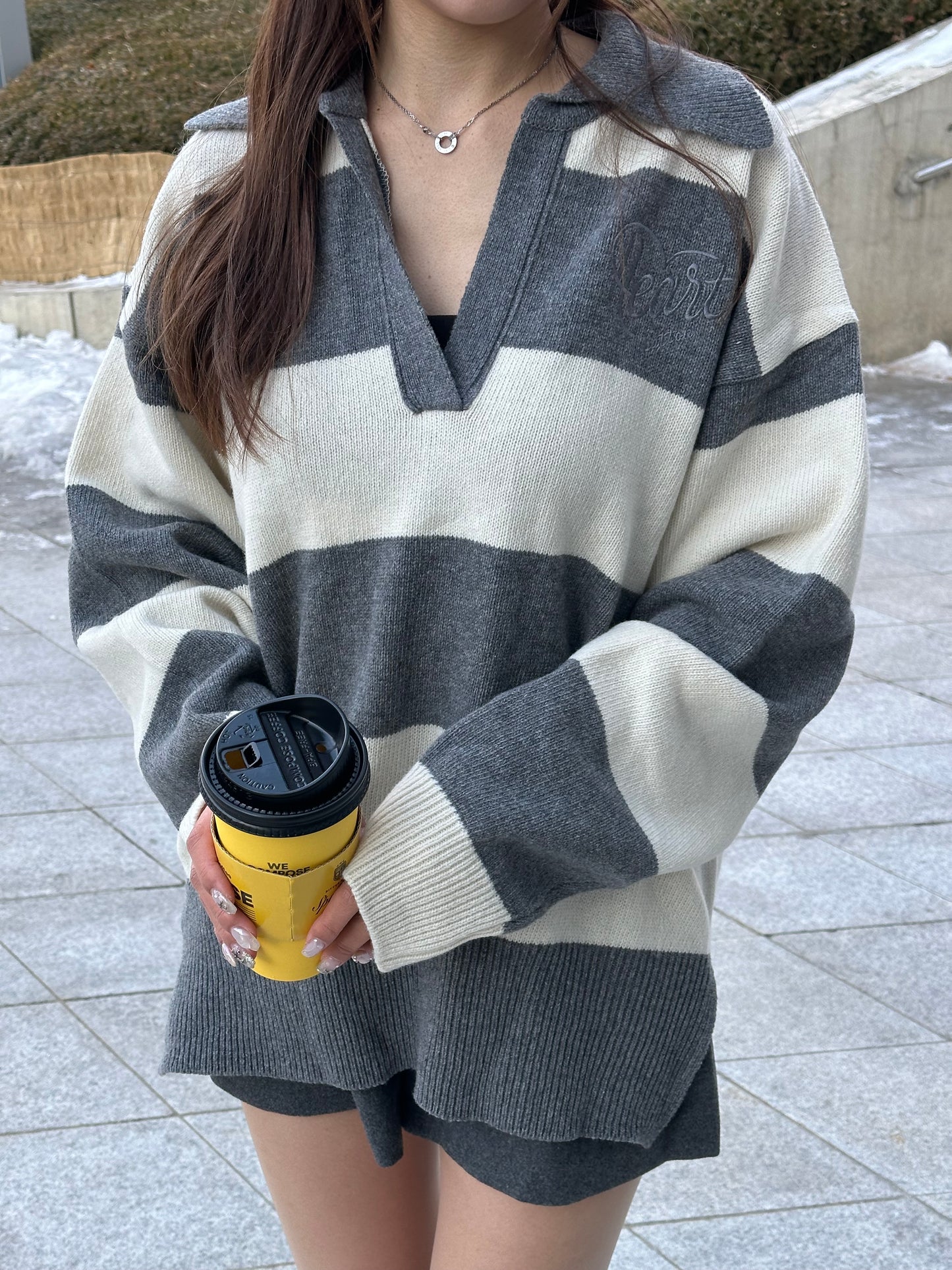灰色橫間有領長毛衣