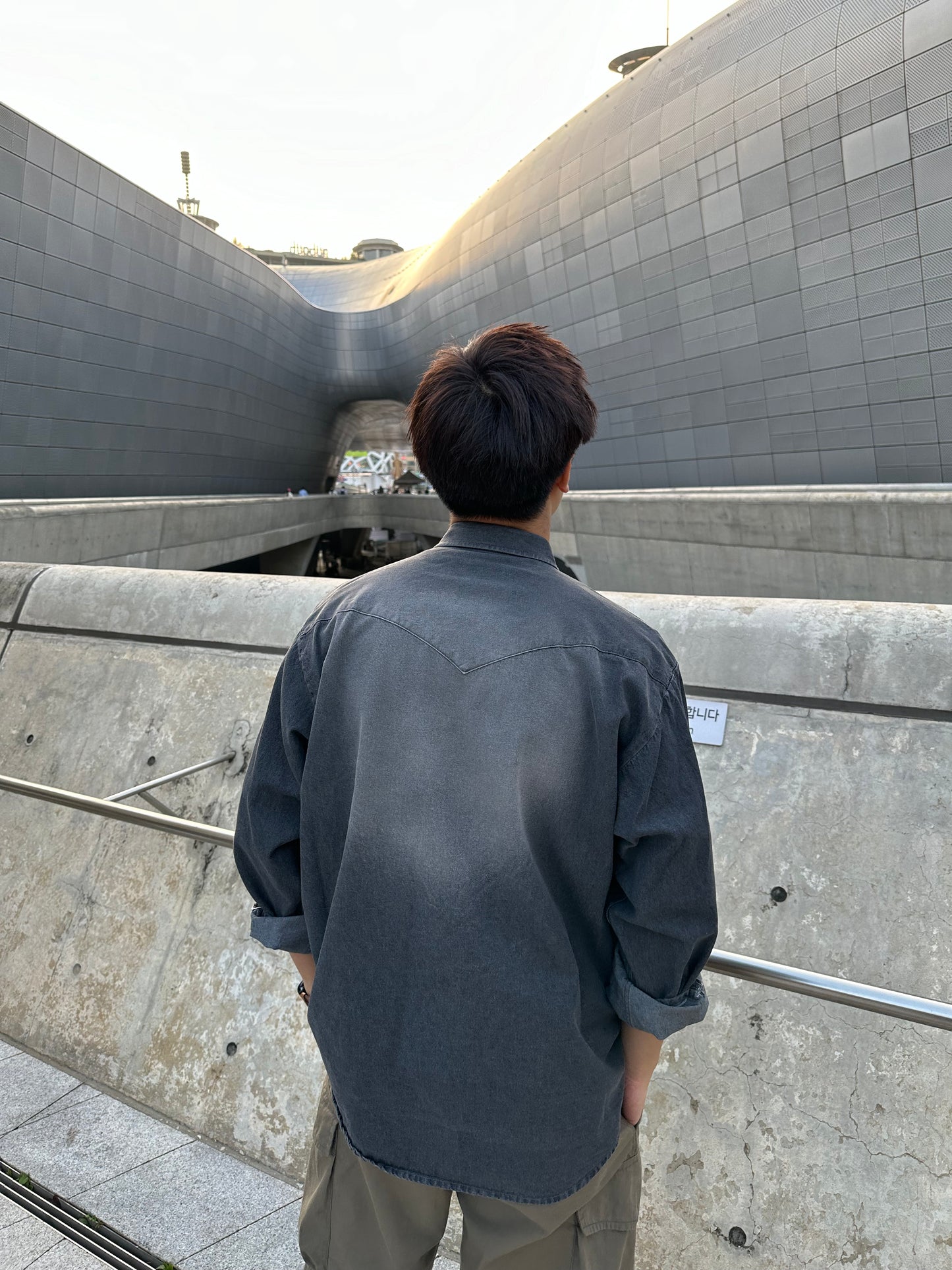 男裝深灰色洗水襯衣